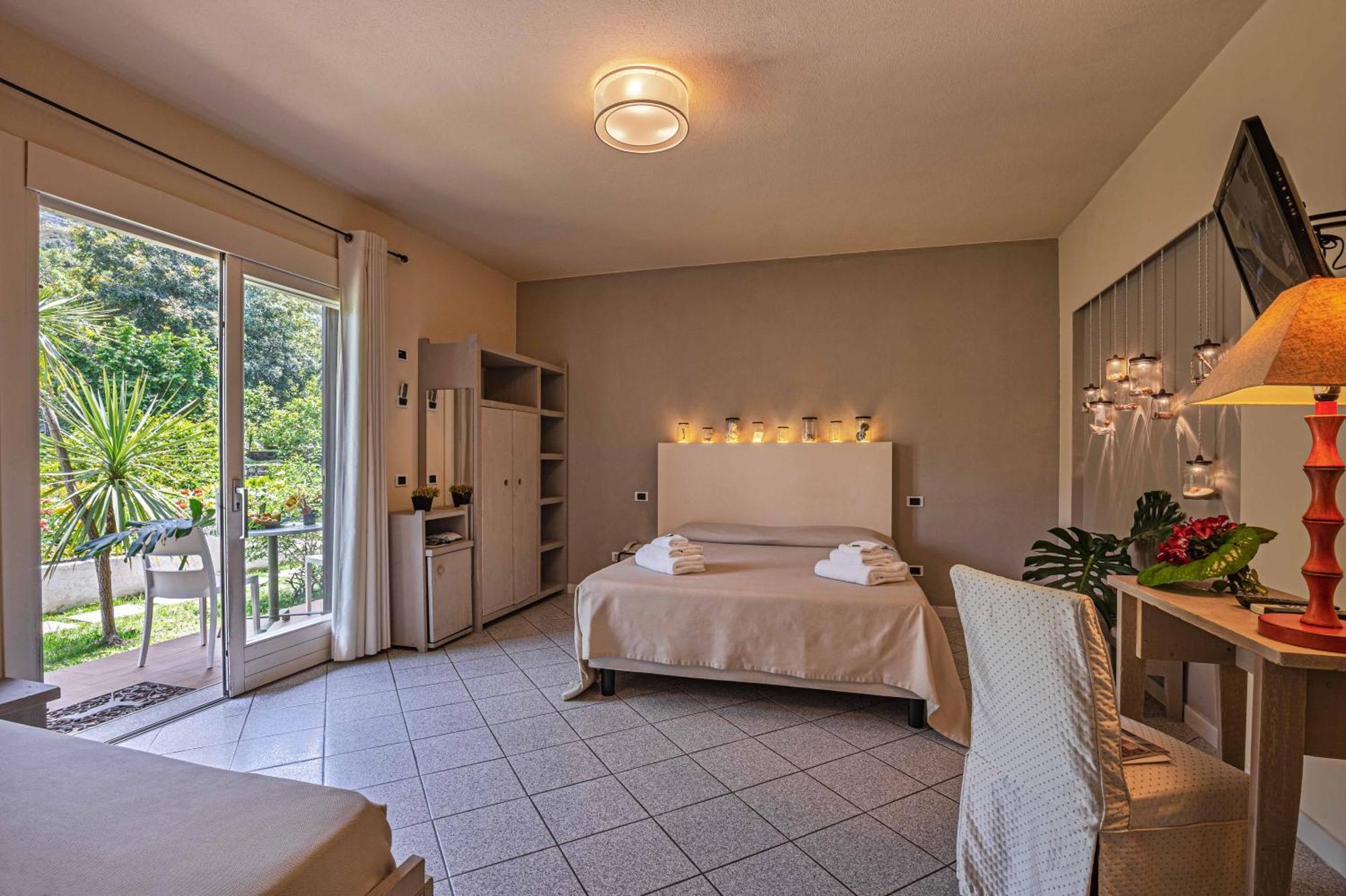 Hotel Cernia Isola Botanica SantʼAndrea Exteriör bild