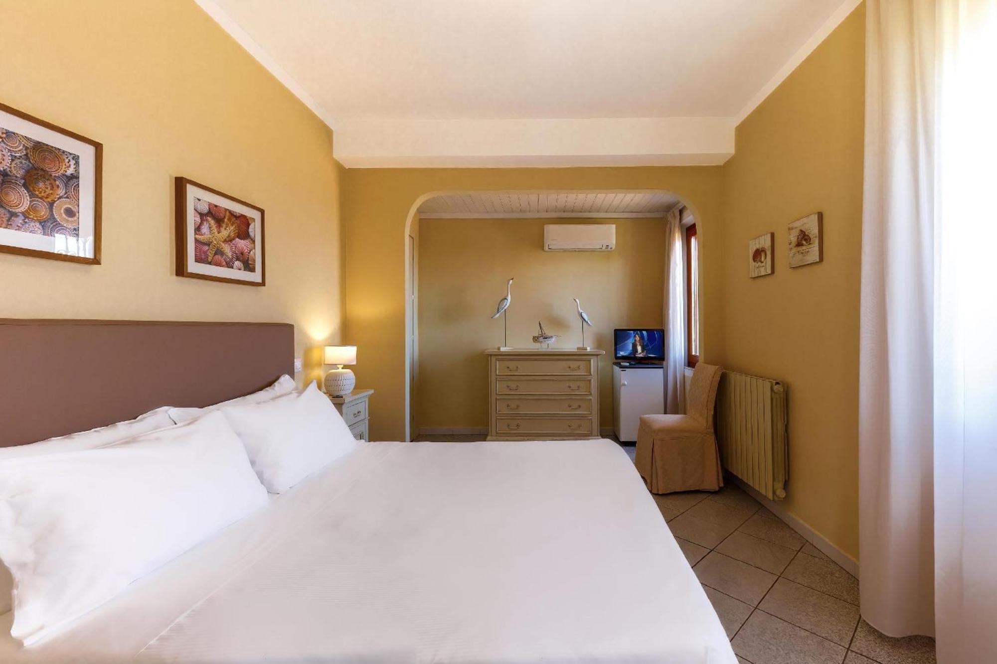 Hotel Cernia Isola Botanica SantʼAndrea Exteriör bild